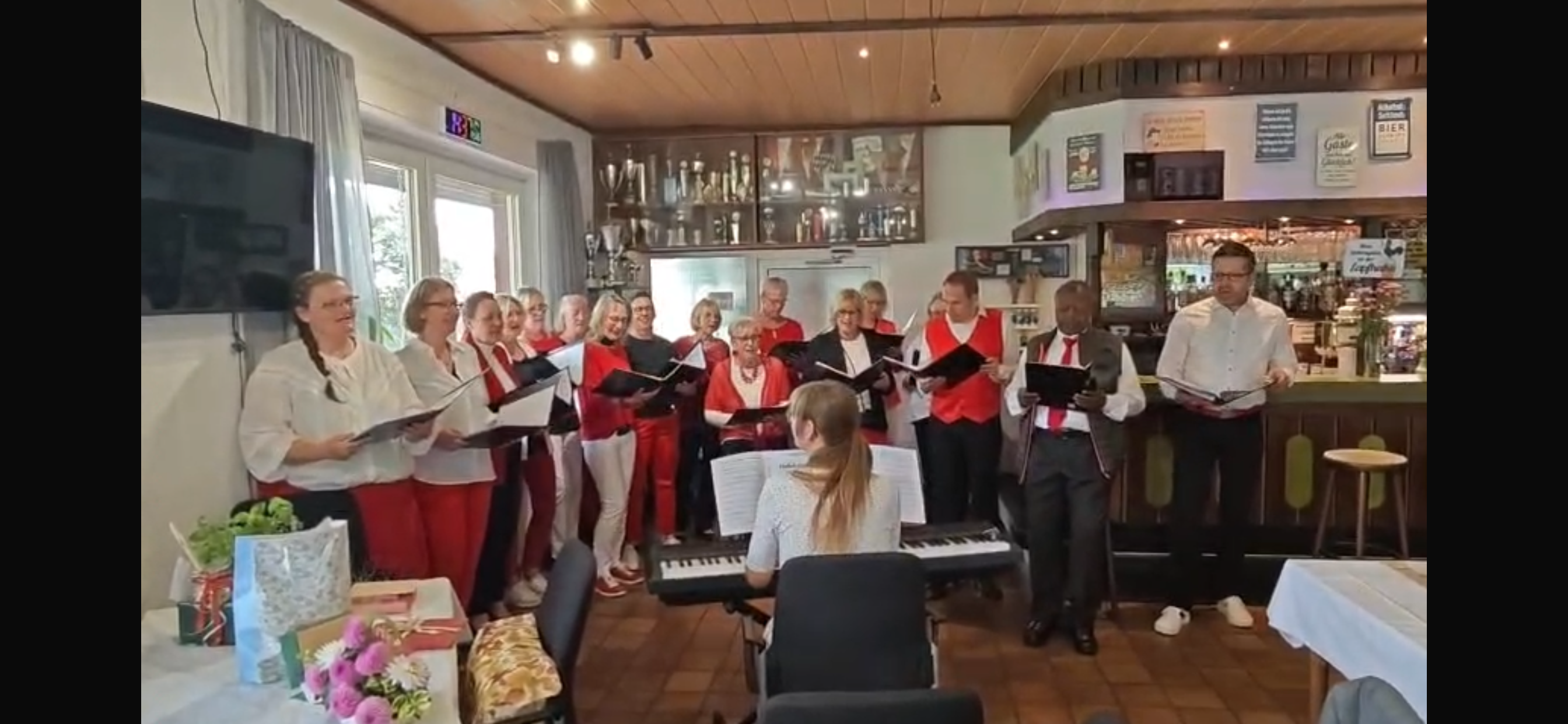 Der Popchor Pünktlich um 8 singt bei Georgs 80. Geburtstag